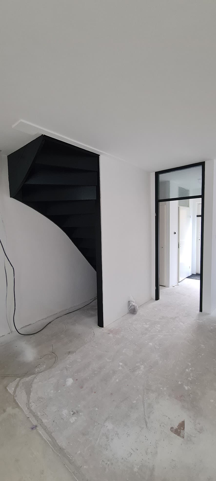 Zwarte trap in nieuwbouwwoning